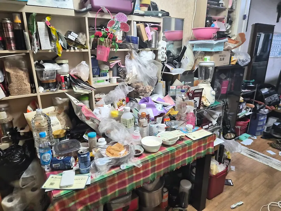 물건이 가득 쌓인 정리 전 방